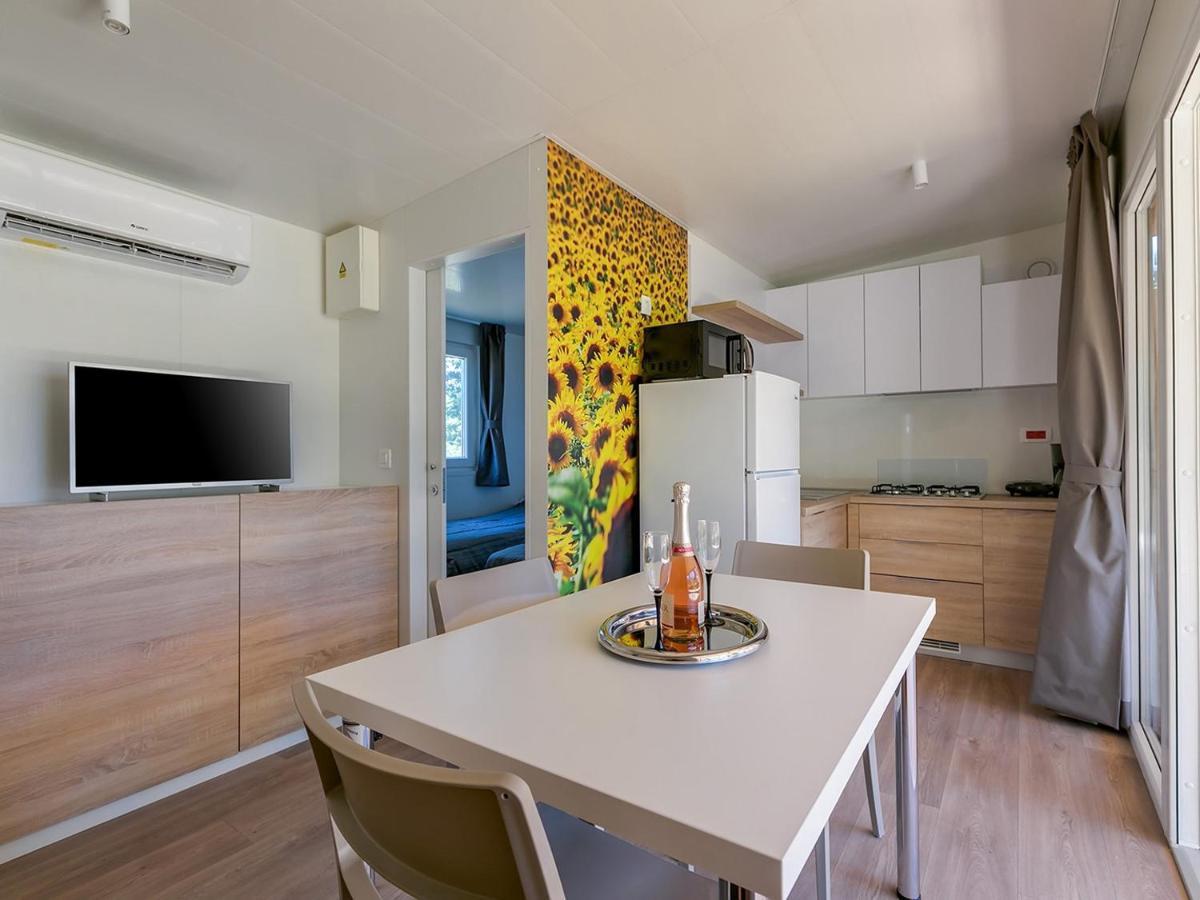 Adriamar Mobile Homes In Camping Park Умаг Екстериор снимка