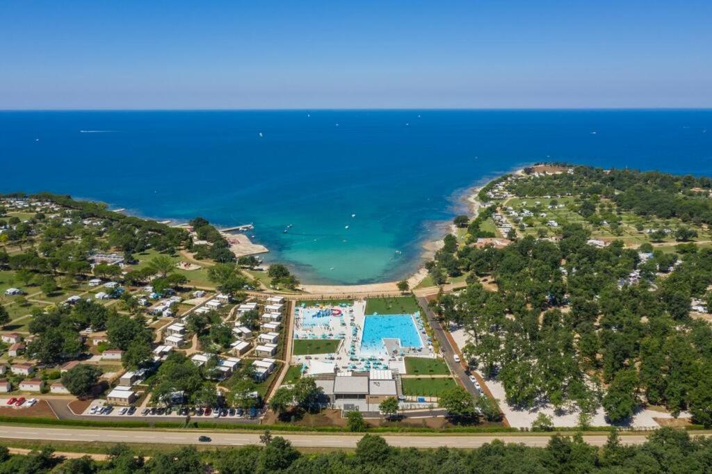 Adriamar Mobile Homes In Camping Park Умаг Екстериор снимка
